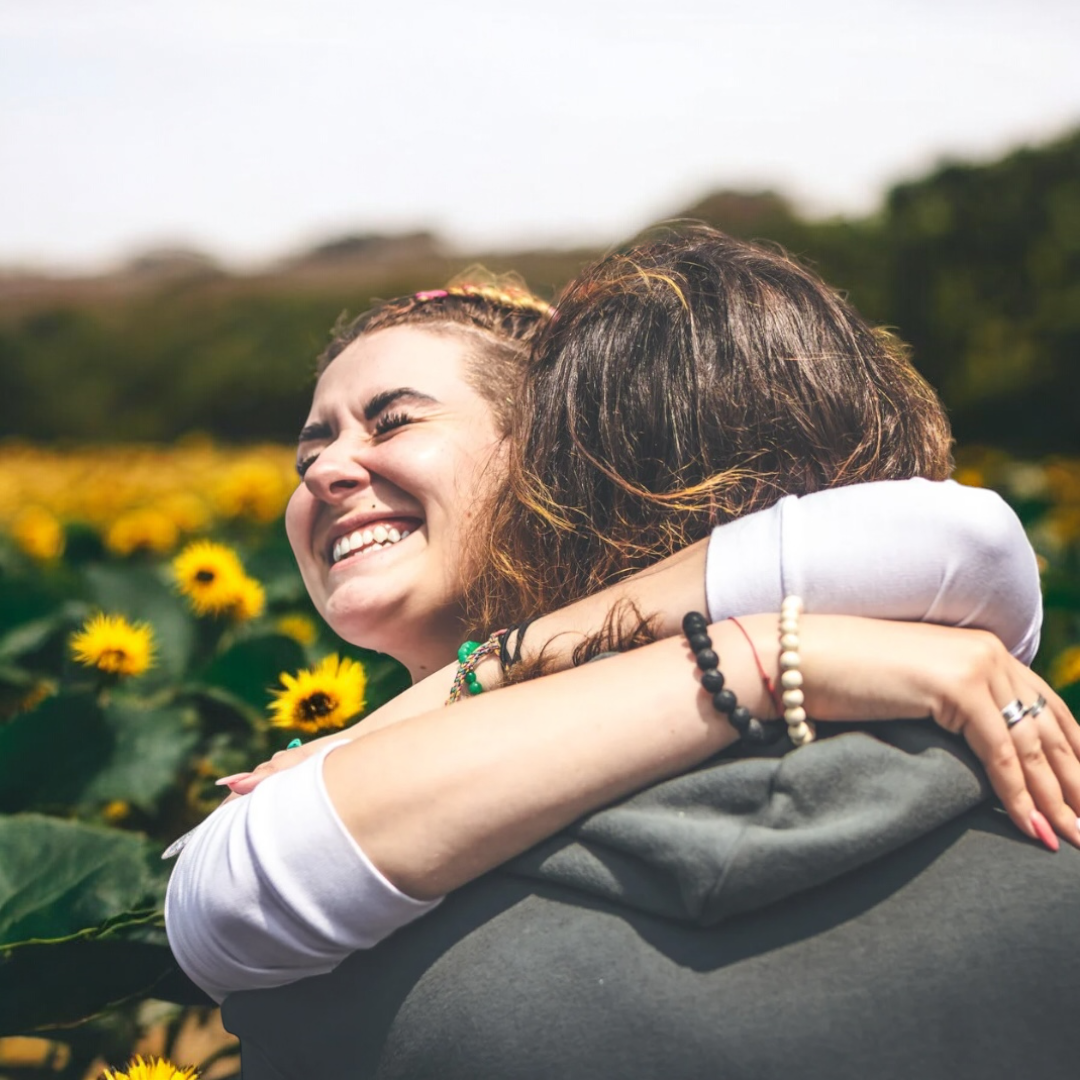 Como el girasol sigue al sol, este gesto sigue al corazón